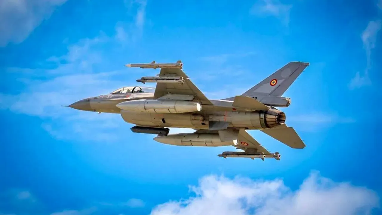 Avion de vânătoare F-16 cu însemnele Forțelor Aeriene Române, în zbor pe cerul albastru