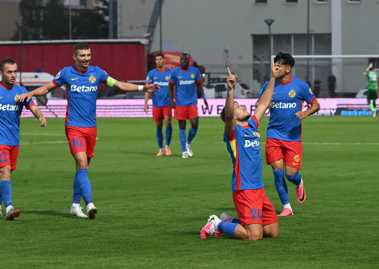 Fotbaliștii FCSB, în tricouri albastre și șorturi roșii, sărbătorind pe teren; unul îngenunchează