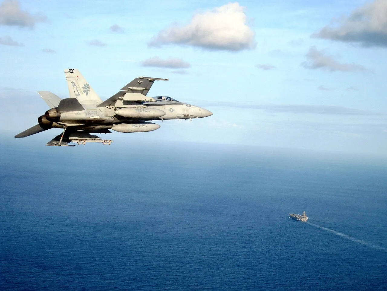 Avion F/A-18A Hornet al Marinei SUA zburând deasupra oceanului, spre un portavion, în 2008