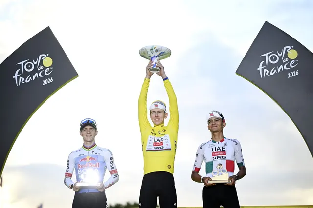 Podiumul Turului Franței 2026: ciclistul în tricoul galben ridică trofeul, între ceilalți doi clasați
