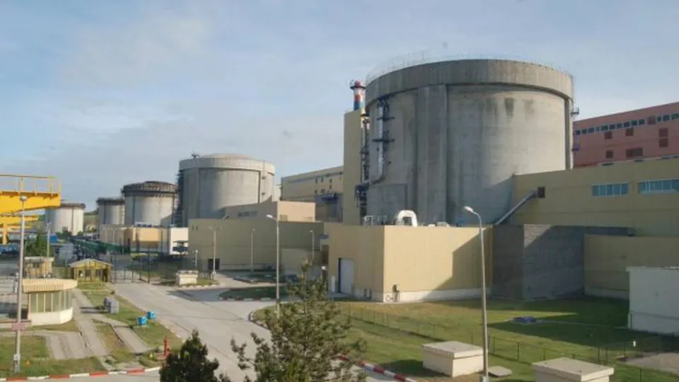 Centrala nucleară de la Cernavodă: clădirile reactoarelor și drumurile interne ale amplasamentului
