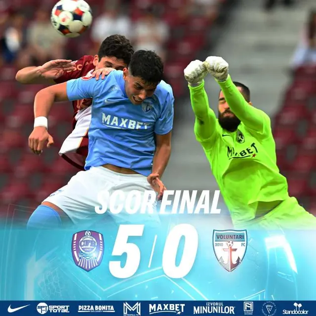 Grafic cu scorul final 5-0, peste o fază de joc cu un portar în verde și jucători în bleu și vișiniu