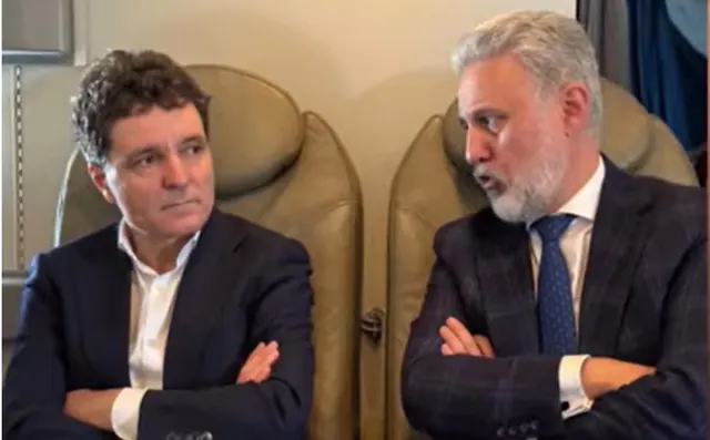 Nicușor Dan și Marius Lazurca, așezați alături în fotolii de piele, discutând