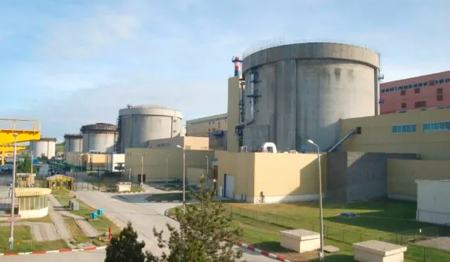 Reactorul 1 al centralei nucleare de la Cernavodă, cu clădirile anexe, sub un cer senin