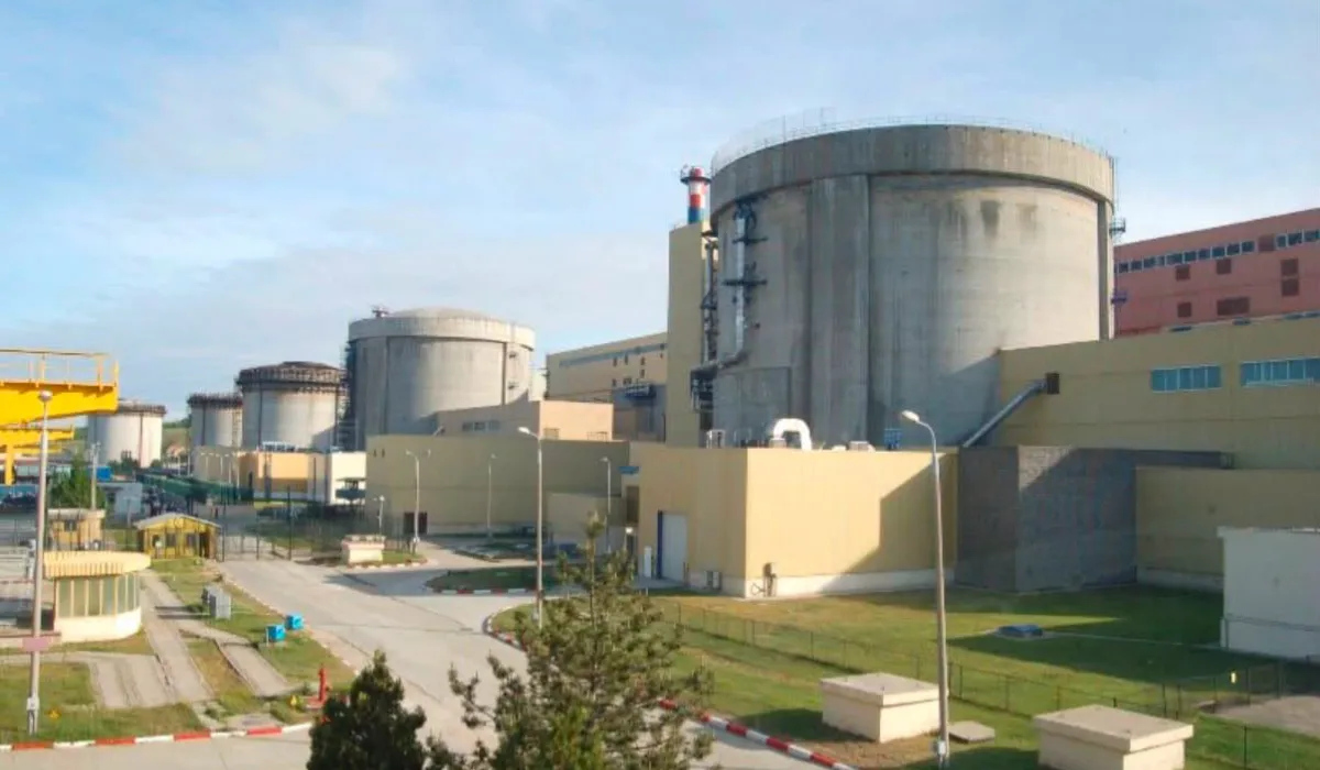 Reactorul 1 al centralei nucleare de la Cernavodă, cu clădirile anexe, sub un cer senin