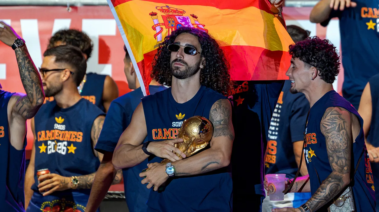 Fotbaliști în tricouri „Campeones 2026” sărbătorind cu drapelul Spaniei; unul ține un trofeu auriu