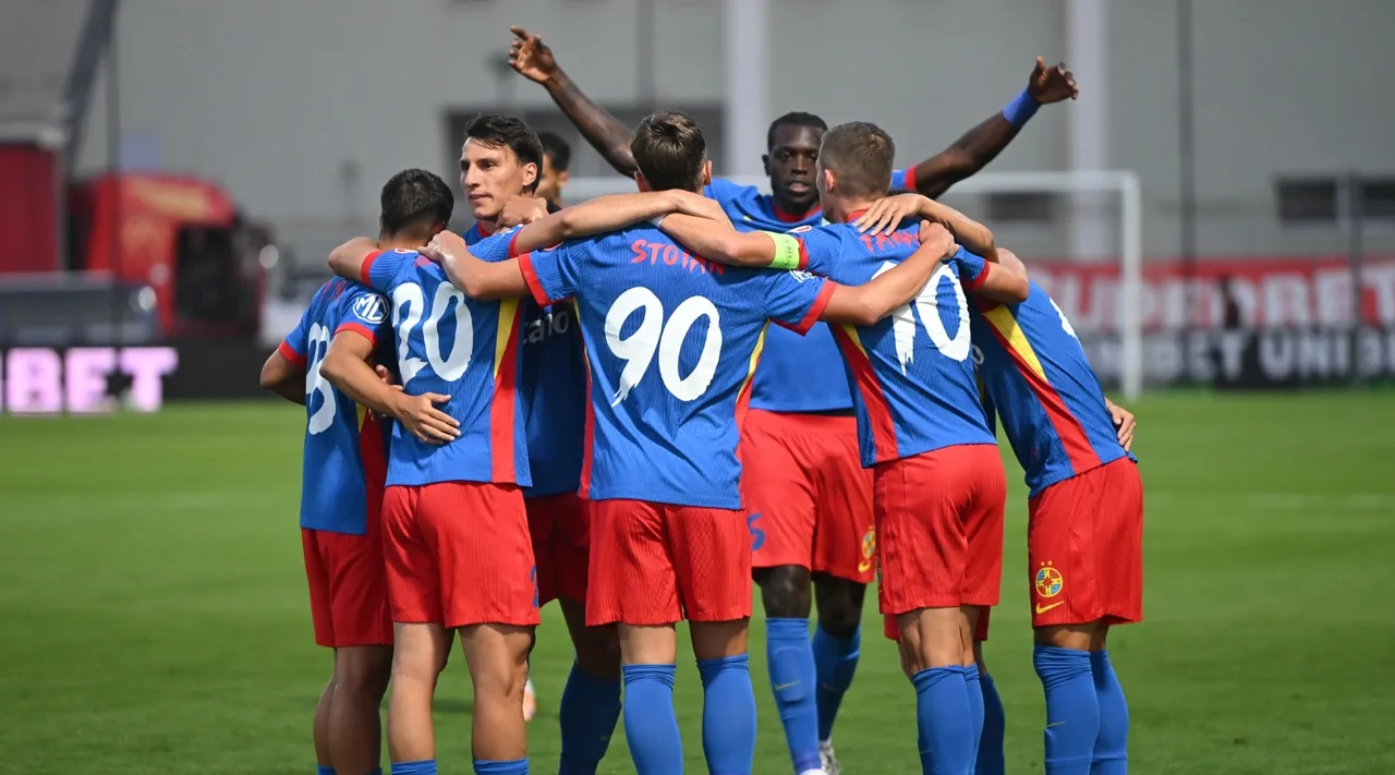 Fotbaliștii FCSB, în echipament roș-albastru, sărbătorind îmbrățișați pe gazon
