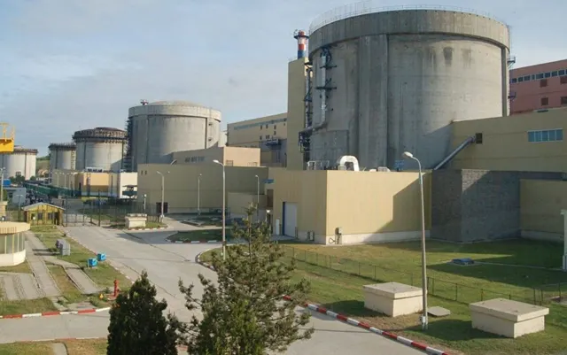 Centrala de la Cernavodă: clădirile cilindrice ale reactoarelor și drumurile interioare, văzute de sus