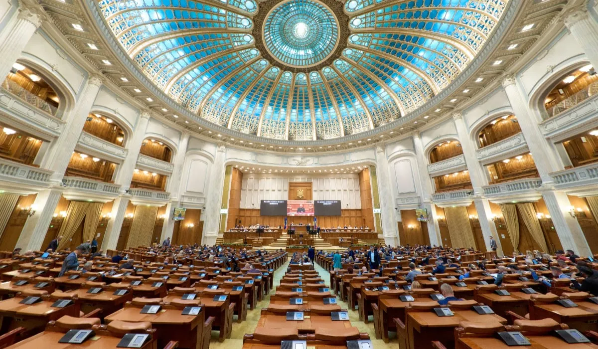 Sala de plen a Parlamentului României, cu cupola de sticlă și băncile parlamentarilor