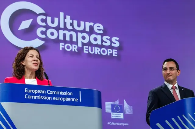 O femeie și un bărbat la pupitrele Comisiei Europene, sub sigla „Culture Compass for Europe”