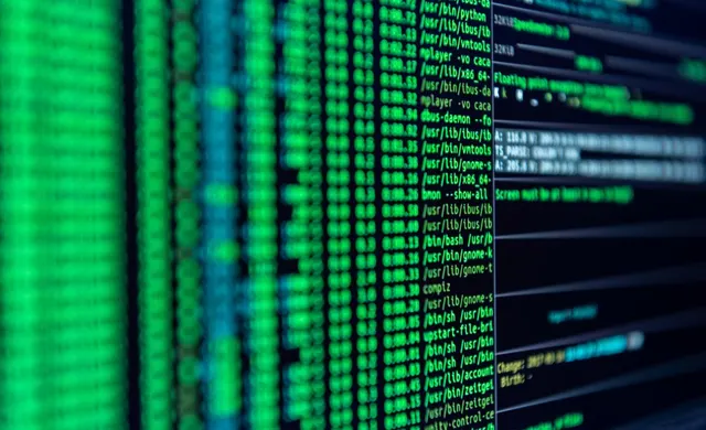 Ecran de calculator cu linii de cod și comenzi de terminal, în nuanțe de verde