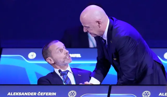 Bărbat chel aplecat spre un bărbat așezat, deasupra unei plăcuțe cu numele Aleksander Čeferin