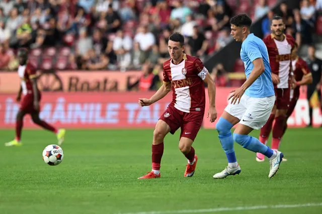 Fotbaliști CFR Cluj, în vișiniu, și FC Voluntari, în albastru deschis, la un meci din Superliga