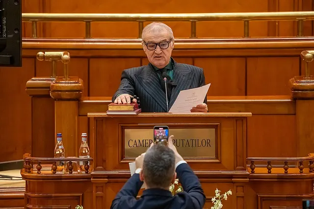 Gigi Becali citind de pe o foaie la tribuna Camerei Deputaților, în decembrie 2024