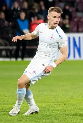 Darius Olaru, în echipament alb, la meciul CFR Cluj-FCSB din 17 aprilie 2022