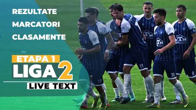 Grafic cu textul „Etapa 1 Liga 2 Live Text”, peste fotbaliști în echipament alb-albastru care se îmbrățișează