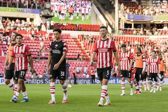 Fotbaliștii PSV, în echipament roș-alb, părăsind terenul pe Philips Stadion