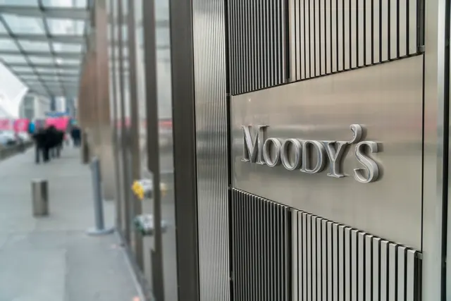 Sigla Moody's pe fațada metalică a unei clădiri de birouri