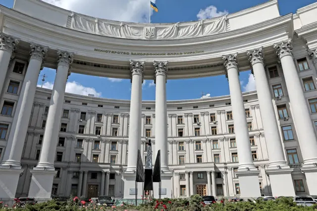 Clădire cu colonadă semicirculară și un drapel pe acoperiș, văzută de jos
