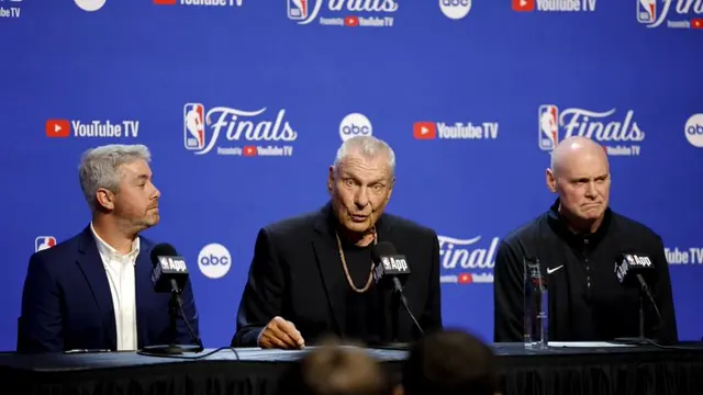 Trei bărbați la o conferință de presă, în fața panoului NBA Finals cu siglele YouTube TV și ABC