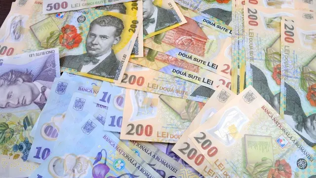 Bancnote românești de 10, 200 și 500 de lei, împrăștiate pe o suprafață