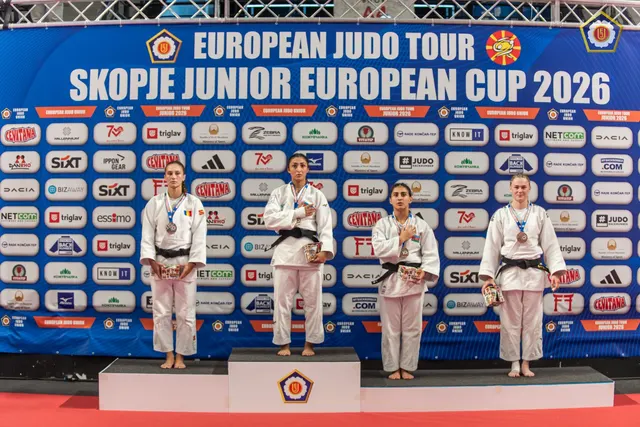 Patru judoka în chimonouri albe pe podium, sub bannerul „Skopje Junior European Cup 2026”
