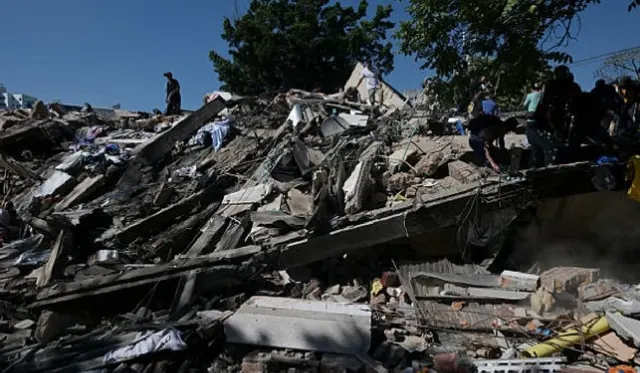 Dărâmăturile unor clădiri prăbușite după cutremurul din Columbia, cu oameni printre ruine