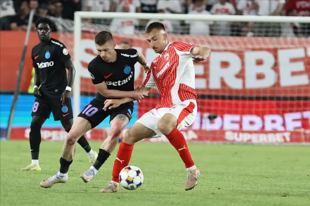 Fotbalist în echipament roș-alb în duel cu doi adversari în negru, în fața panourilor Superbet