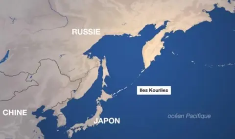 Hartă cu Rusia, China, Japonia și Insulele Kurile marcate, cu etichete în franceză