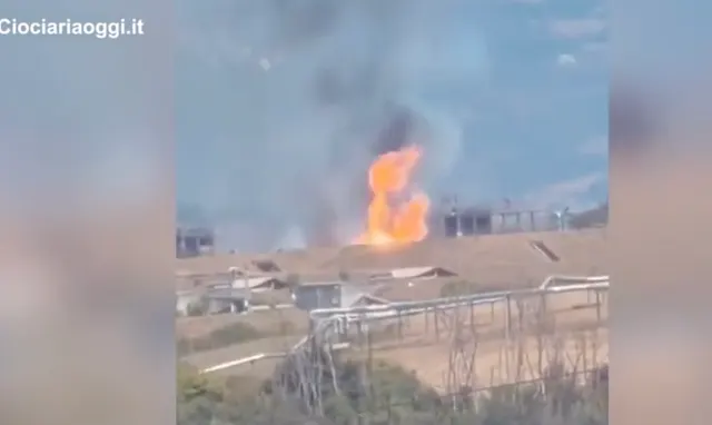 Captură video: flăcări și fum dens deasupra unei clădiri industriale