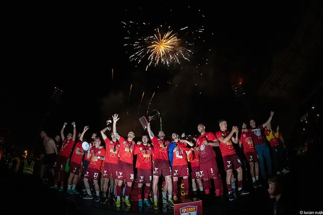 Jucătorii CFR Cluj sărbătoresc al cincilea titlu consecutiv de campioană a României, sub artificii