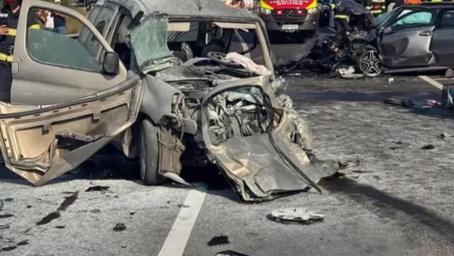 Mașini distruse după un accident, pe carosabil, cu autospeciale de pompieri în fundal