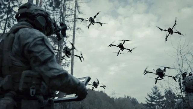 Militar echipat, cu o telecomandă, și un roi de drone cu elice deasupra pădurii