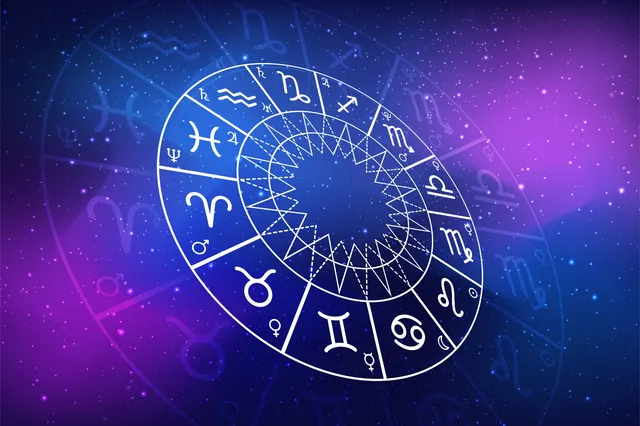 Ilustrație: roata zodiacului cu cele 12 semne, pe un fundal violet cu stele