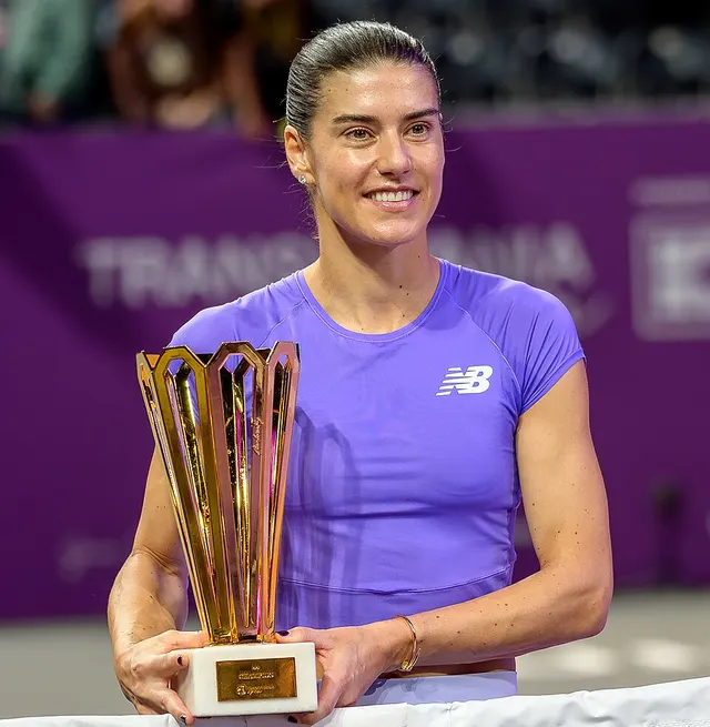 Jucătoare de tenis în tricou mov ținând trofeul, la finala Transylvania Open 2026, Cîrstea-Răducanu