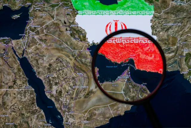 Hartă din satelit a Orientului Mijlociu, cu drapelul Iranului și o lupă peste Strâmtoarea Ormuz
