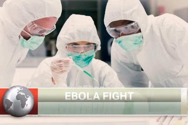 Trei persoane în combinezoane albe de protecție, cu ochelari și măști, sub burtiera „Ebola Fight”