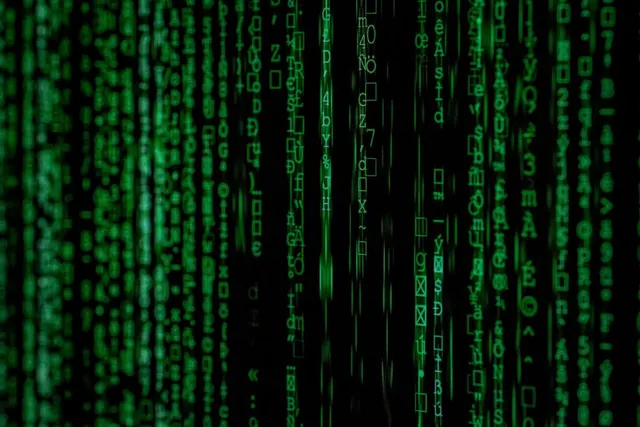 Coloane de cod verde pe fundal negru, în stilul „Matrix”