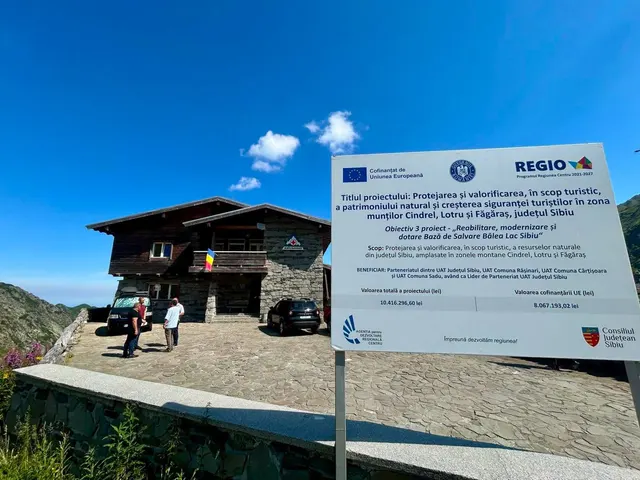 Cabană la Bâlea Lac, cu panoul unui proiect Regio cu fonduri europene în față