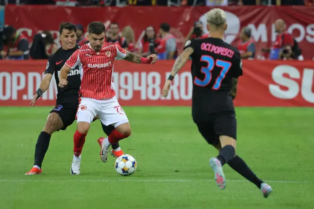 Fotbalist în echipament roșu-alb conducând mingea, urmărit de un adversar în negru cu numărul 37
