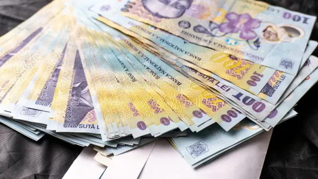 Bancnote românești de 100 de lei, întinse în evantai