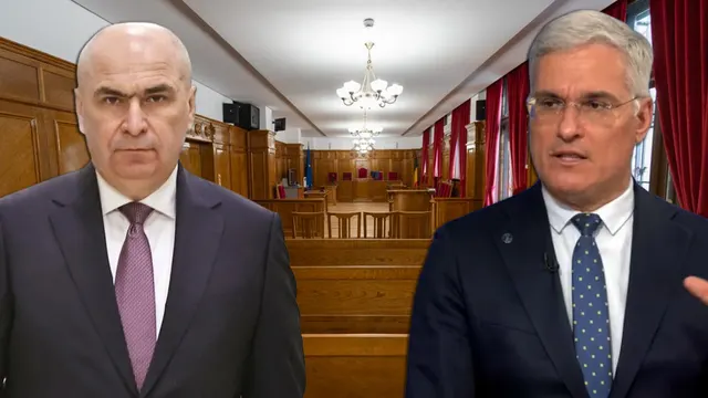 Colaj: Ilie Bolojan și Dragoș Pîslaru, în costume, în fața unei săli de tribunal goale