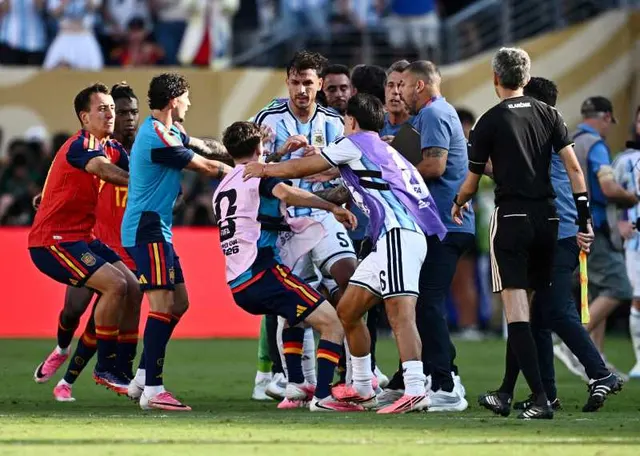 Îmbrânceli între fotbaliști în tricouri roșii și în tricouri alb-albastre, cu arbitrul încercând să-i despartă