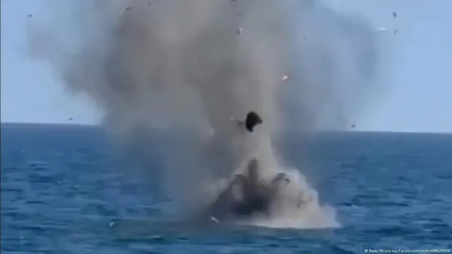 Explozie pe mare: o coloană de apă și fum ridicată deasupra valurilor