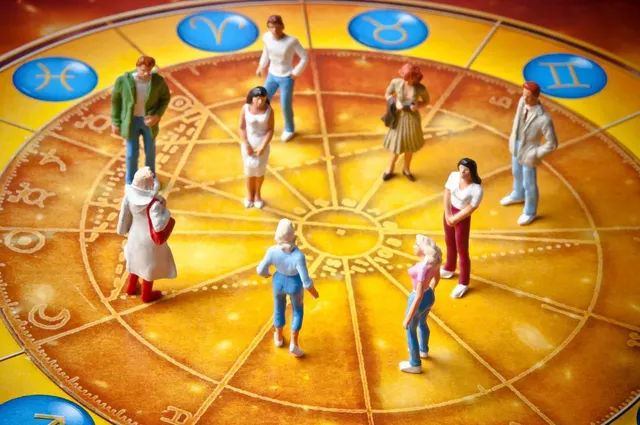 Ilustrație: figurine de oameni așezate pe o roată a zodiacului, cu semnele astrale