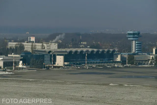 Aeroportul Otopeni văzut de departe: terminalul, turnul de control și pista, cu însemnul Foto Agerpres