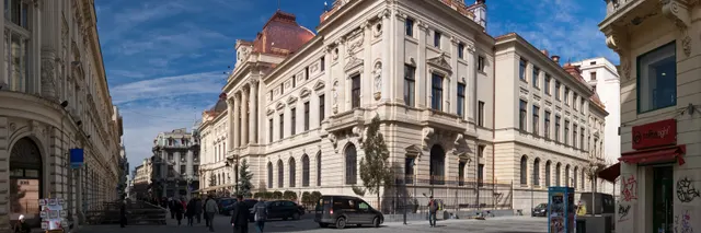 Palatul Băncii Naționale a României din centrul vechi al Bucureștiului, sub cer albastru