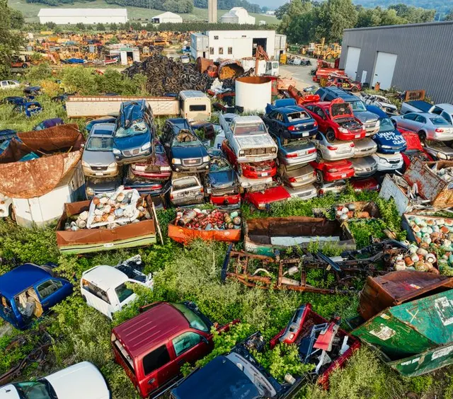 Cimitir de mașini: zeci de autoturisme vechi abandonate în iarbă