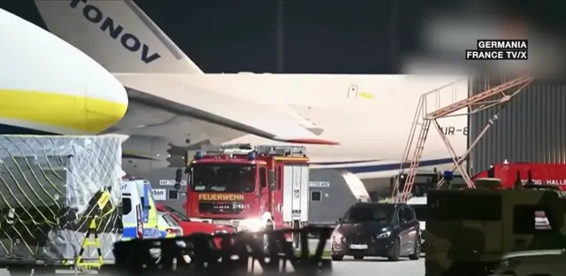 Captură TV: avion Antonov într-un hangar de aeroport, cu o autospecială de pompieri germană în față