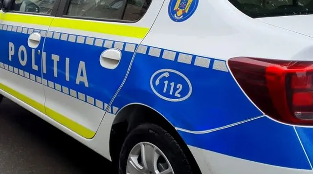 Mașină a Poliției Române, cu inscripțiile „Poliția” și 112 pe portiere